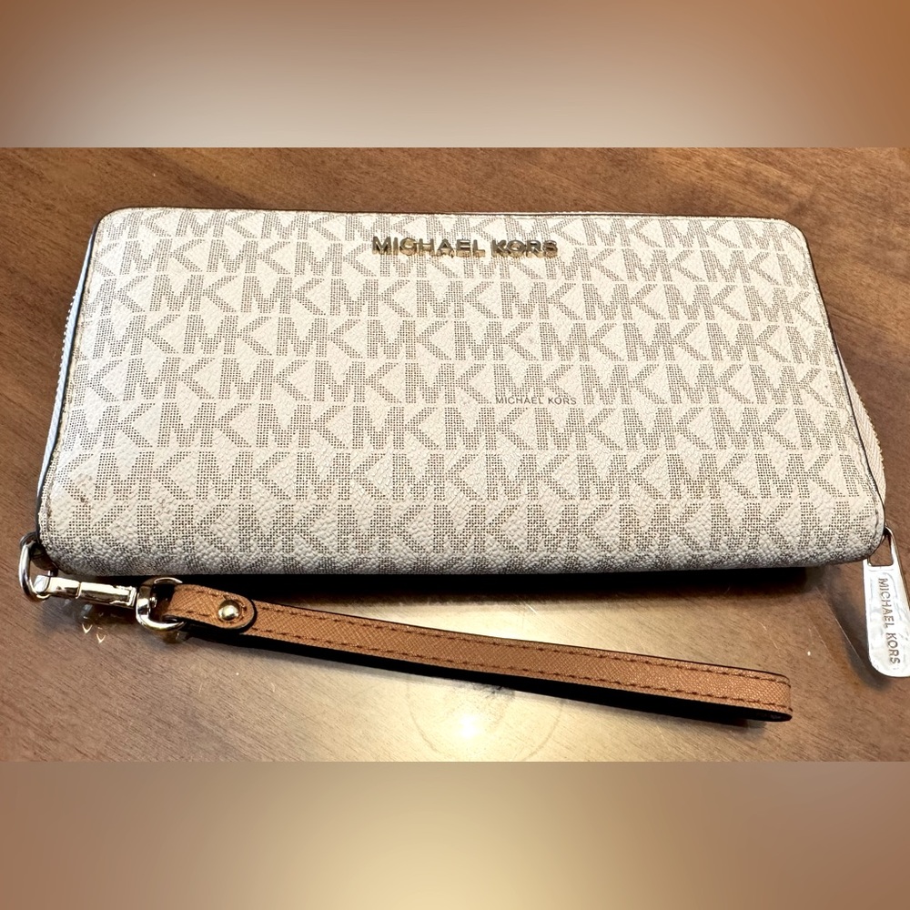 Michael Kors Jet Set Travel Wallet